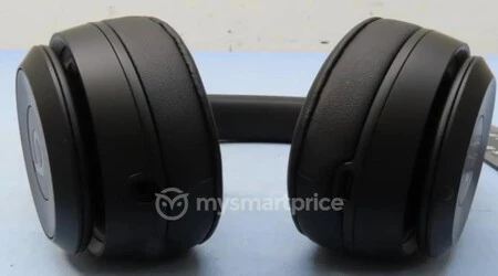 USB-C コネクタが見える Beats Solo 4 の底面