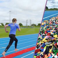 El récord Guinness que solo una madre podría romper: correr 100 metros descalza sobre piezas de Lego 