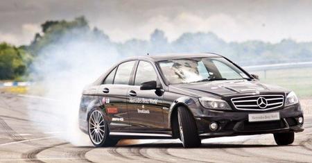 Record Guinness de derrapaje con Mercedes C63 AMG. ¡Conseguido!