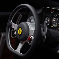 "Una pantalla táctil no funciona en un coche": Jony Ive se rebela contra la moda del estilo Tesla en su primer Ferrari 