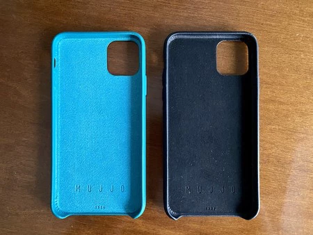 ケースの内側にはベルベットの裏地が施されており、iPhoneの背面を保護します。