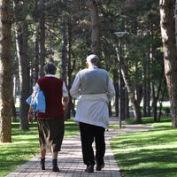 Pepita (80 años) y Vicente (63 años) comparten piso con otros dos jubilados: "Te piden por una habitación 500 euros y yo, que tengo una pensión de viudedad, ya me dirás qué me queda para comer" 