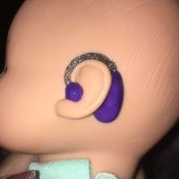 Audífonos de purpurina para muñecos, el invento de una maestra de niños con sordera para que sus alumnos no se sientan solos