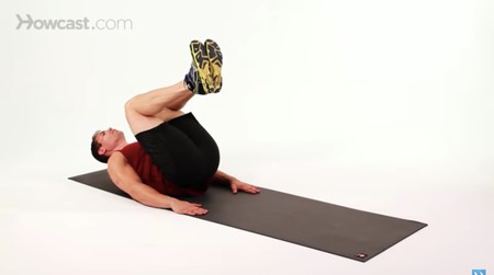 Crunch invertido: un buen ejercicio para trabajar los abdominales en cualquier sitio