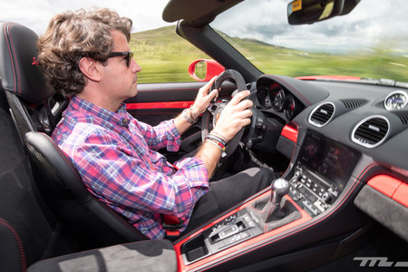 Porsche 718 Spyder conduciendo