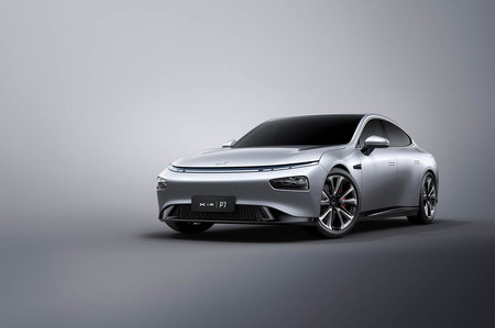 Xpeng P7, el primer coche eléctrico chino que integra reconocimiento facial y AliExpress para comprar desde el coche