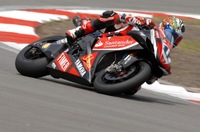 Troy Corser protagoniza una carrera que se lleva nuevamente Haga