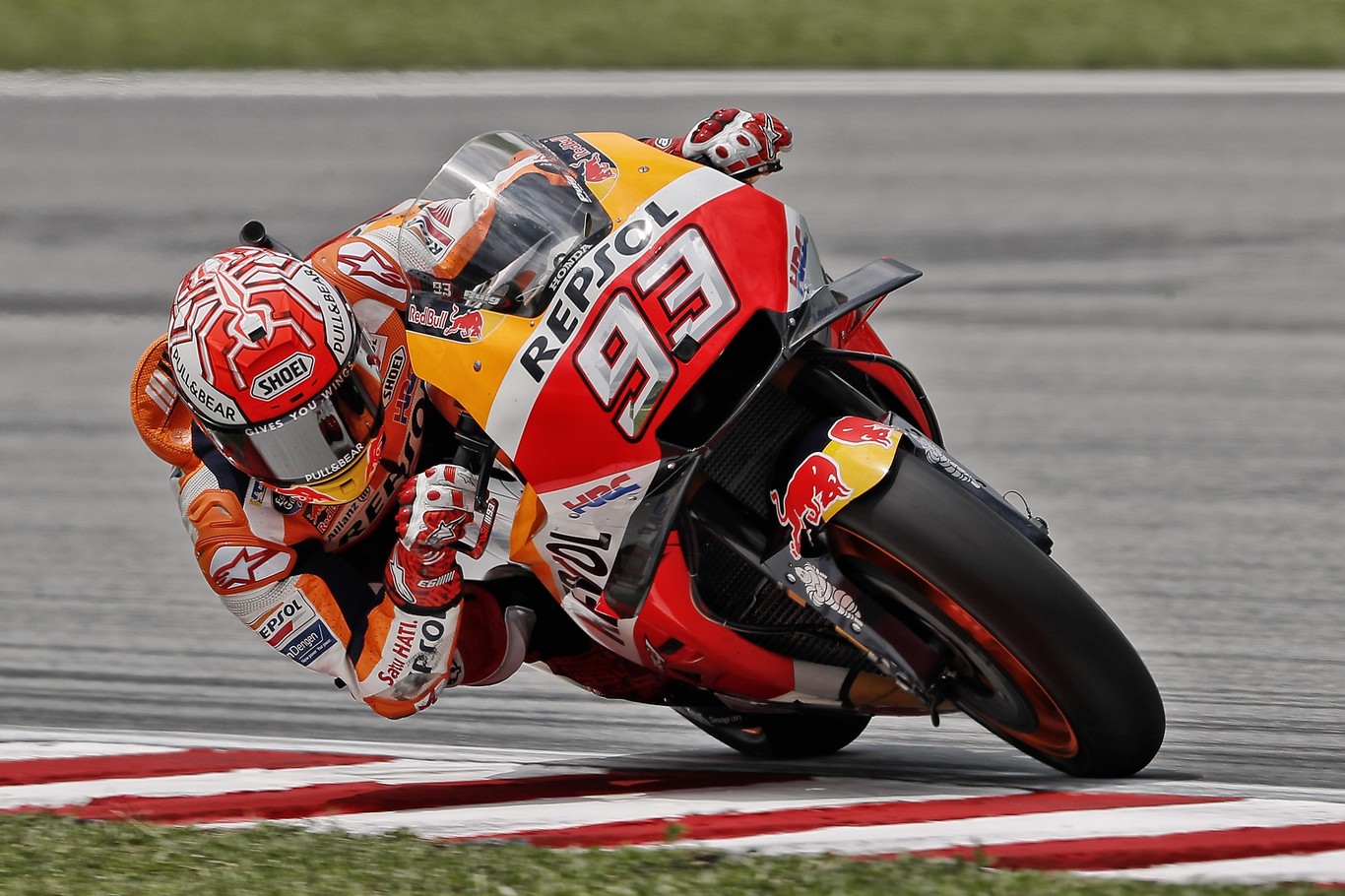 Marc Márquez se lleva la victoria en Sepang tras una injusta caída del mejor Valentino Rossi de 2018