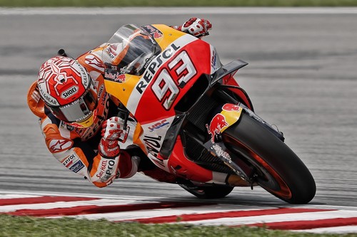 Marc Márquez se lleva la victoria en Sepang tras una injusta caída del mejor Valentino Rossi de 2018