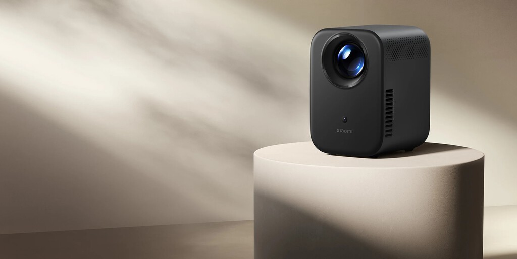 Xiaomi anuncia un proyector compacto y ligero para que tengamos un pantallón en cualquier habitación: con 120 pulgadas y Google TV
