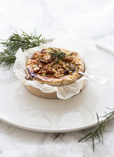 Hoy un aperitivo muy especial: Receta de Camembert caliente con miel y frutos secos