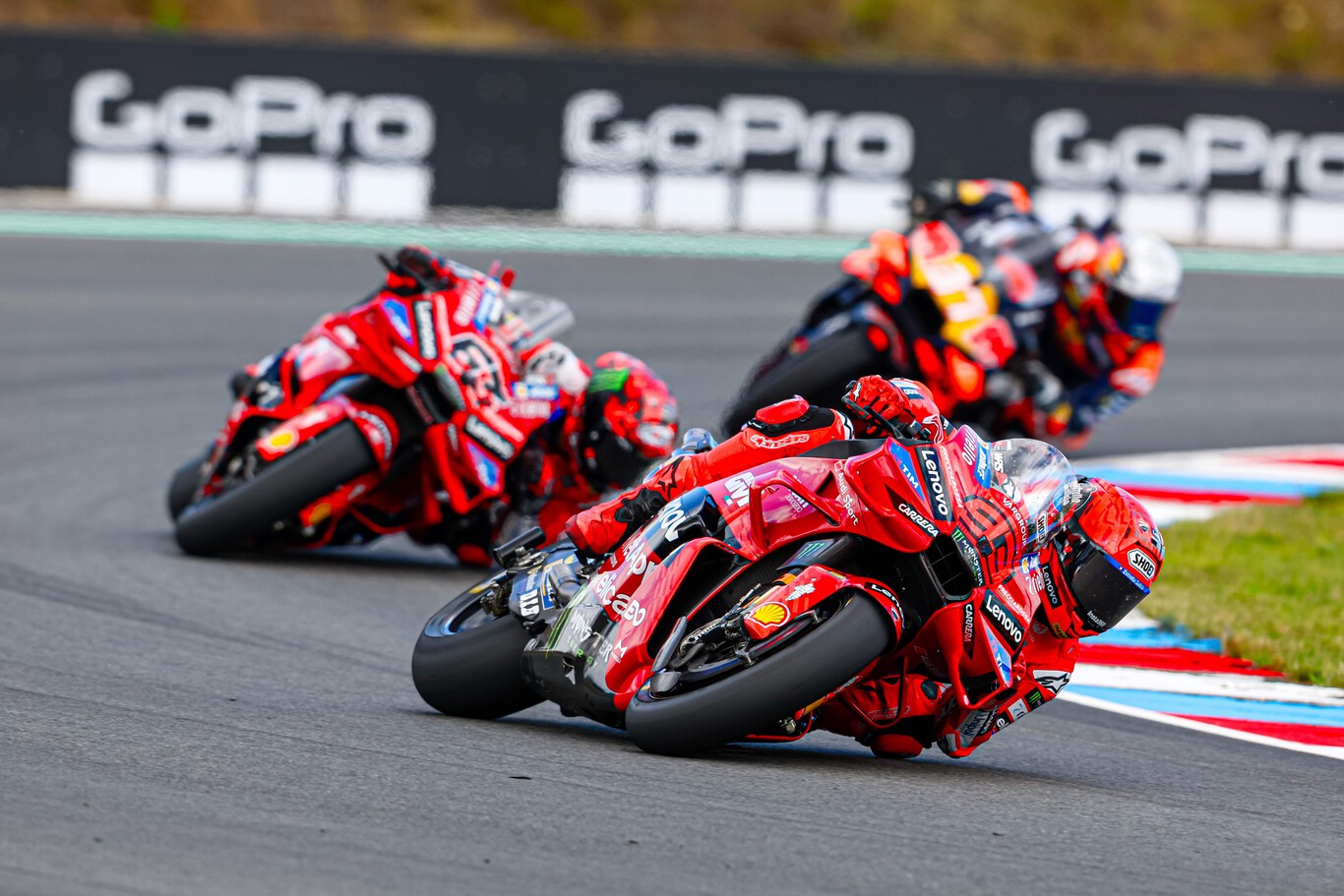 Marc Márquez se pasea, Álex Márquez la lía y Pedro Acosta consigue su primer podio de la temporada en Brno