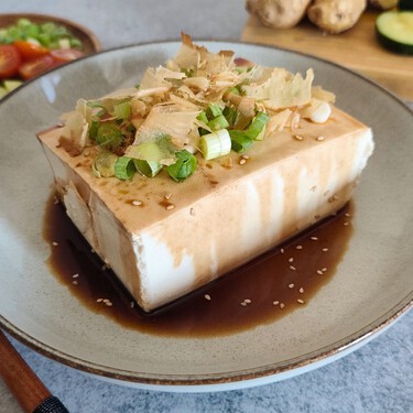 Hiyayakko, la receta japonesa de tofu frío que se prepara en 15 minutos sin tener que cocinar 