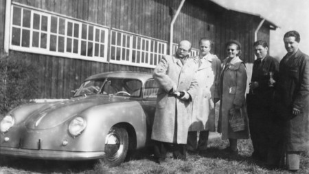 Con un tachón en el nombre VW: así fue la primera entrega de un Porsche en una fábrica