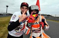Marc Márquez y Álex Márquez renuevan por dos años más con Shoei