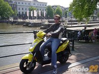 En moto por Ámsterdam sin casco