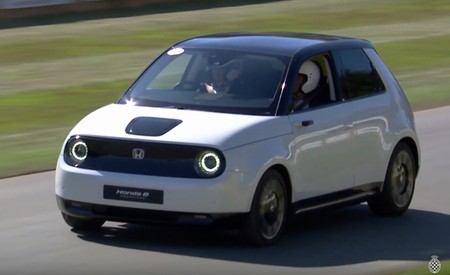El pequeño coche eléctrico Honda e debuta silenciosamente en el Festival de Goodwood