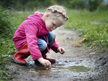 Nina Jugando En Charco