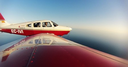 Vive la experiencia de pilotar una avioneta por las montañas de Montserrat al 50% de descuento con Atrápalo