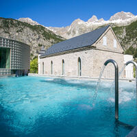 Este balneario en el Pirineo es el paraíso más deseado: baños termales con nieve alrededor y vistas a la montaña
