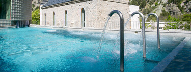 Este balneario en el Pirineo es el paraíso más deseado: baños termales con nieve alrededor y vistas a la montaña