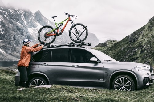¿Cómo llevar la bici en el coche de forma segura y legal?