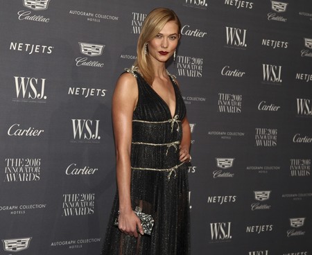 Karlie Kloss da una lección de cómo llevar los brillos en la entrega de premios de la revista WSJ