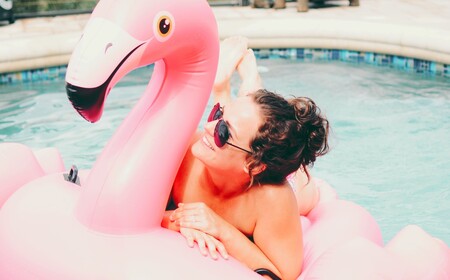 15 colchonetas hinchables divertidas que fichamos en El Corte Inglés para ser los más molones de la piscina este verano