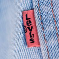 Esta es la cazadora vaquera que no puede faltar en ningún armario y todas querrán llevar 