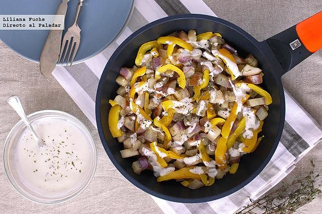 Salteado de berenjena y pimiento con salsa de yogur: receta ligera y rápida