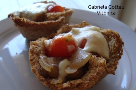 Tartaletas de pan con berenjena y tomate. Receta saludable