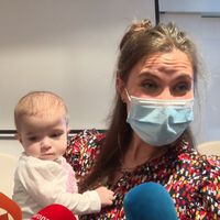 Emma, una bebé de 13 meses, la primera del mundo en recibir un trasplante de intestino que es todo un hito 