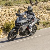 No, no se puede viajar en moto entre provincias durante la Fase 3 (y otras dudas de la desescalada)