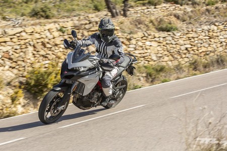 No, no se puede viajar en moto entre provincias durante la Fase 3 (y otras dudas de la desescalada)