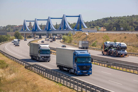 Camiones circulando por la AP-7