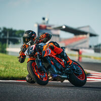 KTM 1290 Super Duke R Evo: una naked aún más radical y deportiva que estrena suspensiones semiactivas WP APEX