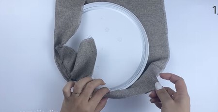 Se calca la silueta de la tapa y se cubre con tela pegada con silicona