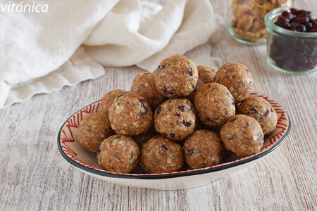 Energy balls o bolitas energéticas de avena, mantequilla de cacahuete, dátiles y coco: receta de snack saludable