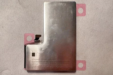 iPhone 16 Proと16 Pro Maxのバッテリーを覆う新しいプレート(MacRumorsより入手した画像)