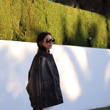 Lucen como pantalones de vestir, pero son tan cómodos como los de chándal: así son los patanlones de burdeos que arrasan en Mango