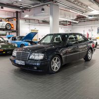 Hay un Mercedes-Benz Clase E exhibido en el Museo de Porsche en Alemania. Tiene más sentido del que parece 