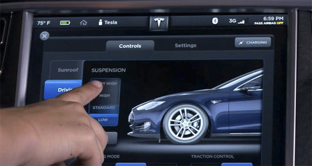 Un vistazo en vídeo a la completa pantalla táctil del Tesla Model S
