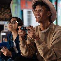 Así son los kidults, los adultos que disfrutan haciendo cosas de niños igual o más que ellos