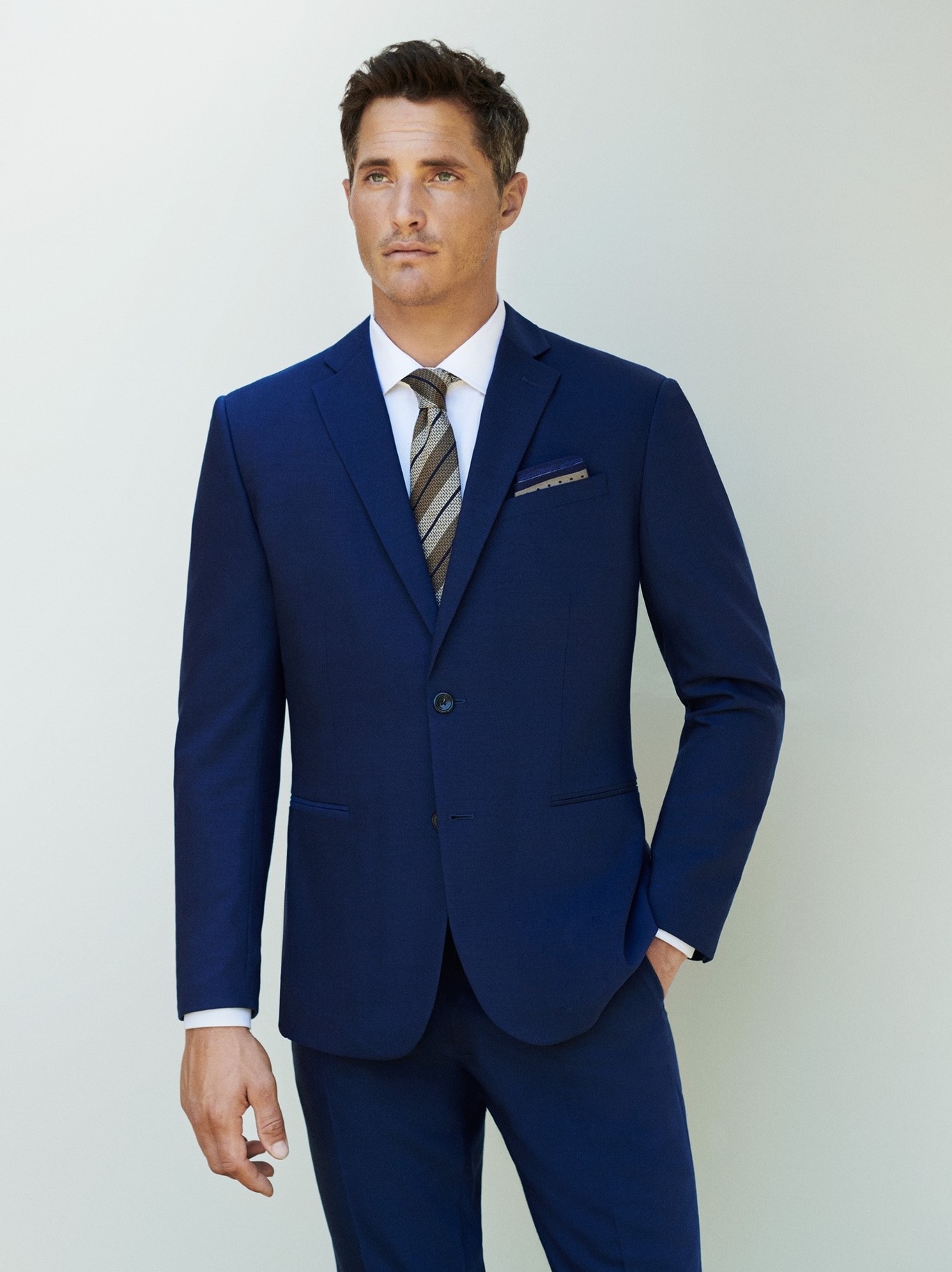 Mango presenta de nuevo su traje