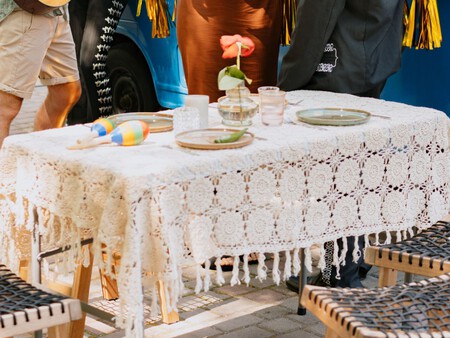 Olvídate del mantel tricolor: 3 ideas para decorar una mesa elegante y mexicana este 15 de septiembre