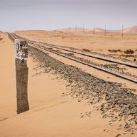 O maior projeto ferroviário do Oriente Médio enfrenta um problema: ele cruza um campo minado instalado por drones 