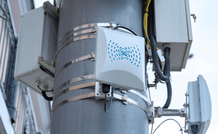 Antenas 5G en farolas, paradas de autobús y señales: el Gobierno quiere más libertad para instalar puntos de acceso inalámbricos