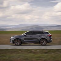 Probamos el CUPRA Terramar e-HYBRID de 204 CV: el coche híbrido enchufable más lógico estará a precio incluso inferior al de gasolina, y es una excelente opción  válida para todo
