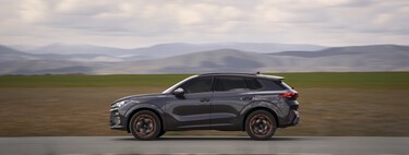 Probamos el CUPRA Terramar e-HYBRID de 204 CV: el coche híbrido enchufable más lógico estará a precio incluso inferior al de gasolina, y es una excelente opción  válida para todo