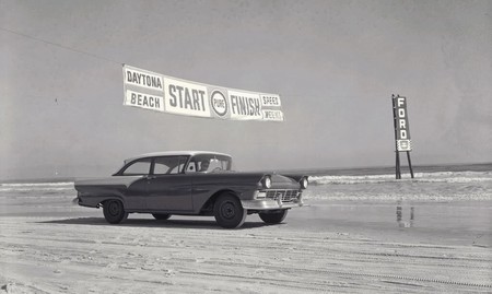El fascinante origen de las 24 Horas de Daytona, con coches corriendo por la arena de la playa (en la que aún se puede conducir)